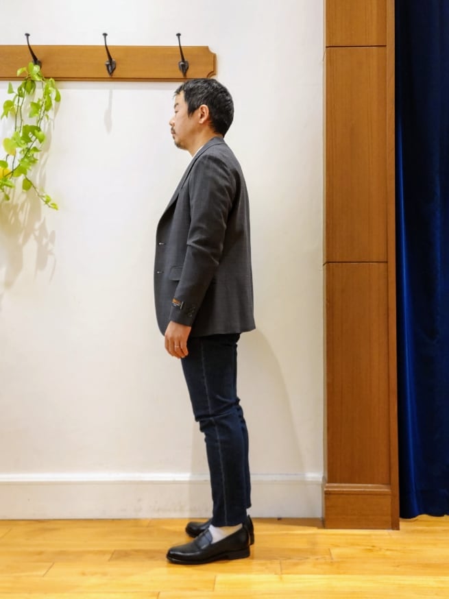 ブルー系のテーラードジャケット、ホワイト系のTシャツ/カットソー、ブルー系のデニムパンツを着用したメンズの冬コーディネートの2枚目の写真