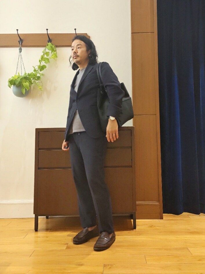 ブルー系のテーラードジャケット、ブルー系のその他パンツ、ブラック系のトートバッグを着用したメンズの春コーディネートの3枚目の写真