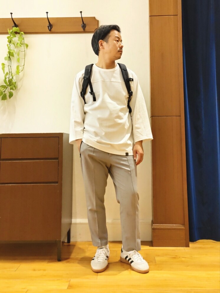 ホワイト系のTシャツ/カットソー、ブラック系のバックパック/リュック、グレー系のその他パンツを着用したメンズの春コーディネートの5枚目の写真