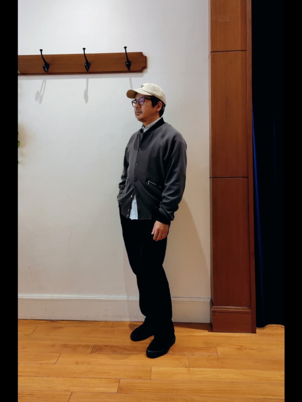 グレー系のブルゾン、グリーン系のシャツ/ブラウス、ブルー系のその他パンツを着用したメンズの冬コーディネートの2枚目の写真