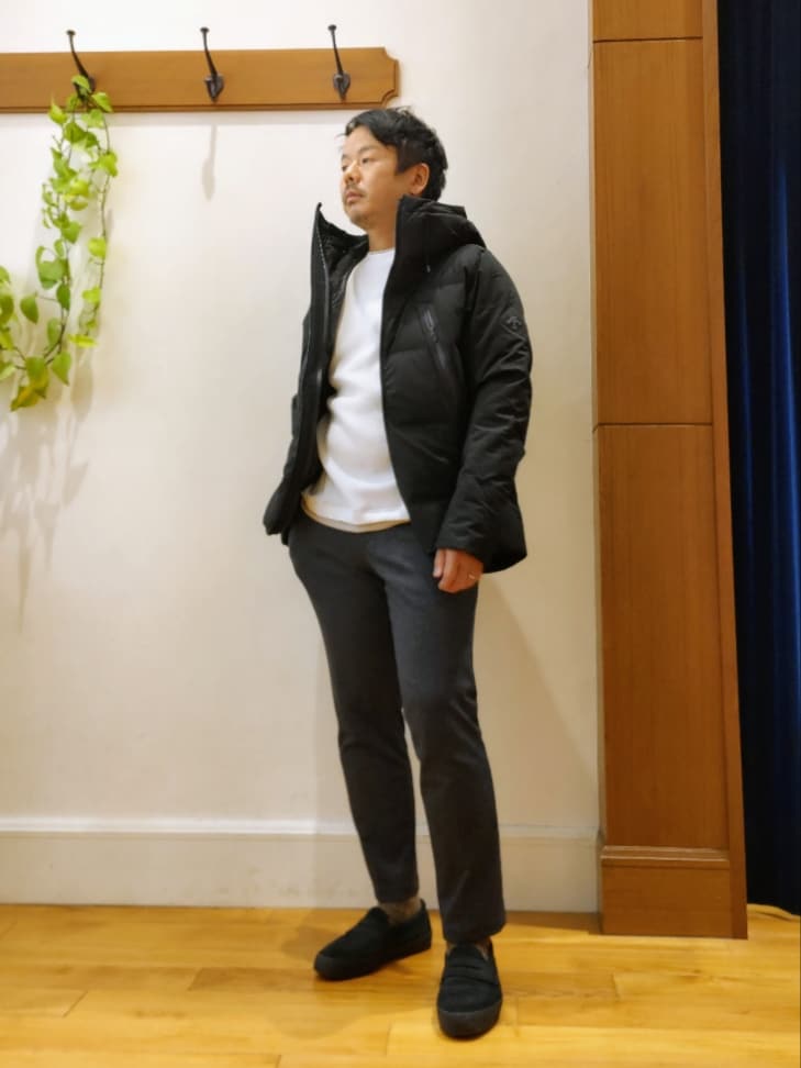 ブラック系のダウンジャケット/コート、ブラック系のスニーカーを着用したメンズの秋コーディネートの4枚目の写真