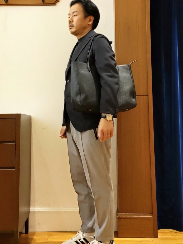 ブルー系のテーラードジャケット、グリーン系のTシャツ/カットソー、グレー系のその他パンツを着用したメンズの春コーディネートの3枚目の写真