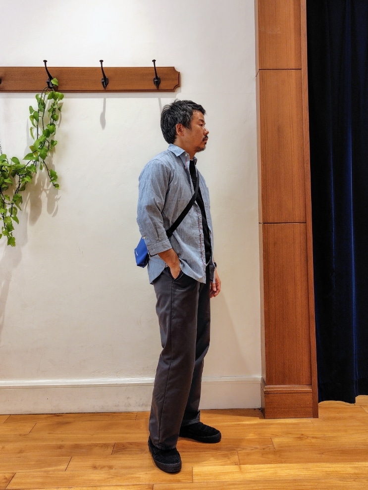 ブルー系のシャツ/ブラウス、ブルー系のTシャツ/カットソー、ブルー系のショルダーバッグを着用したメンズの春コーディネートの3枚目の写真