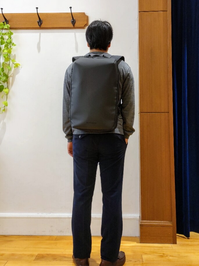 グレー系のTシャツ/カットソーを着用したメンズの秋コーディネートの4枚目の写真