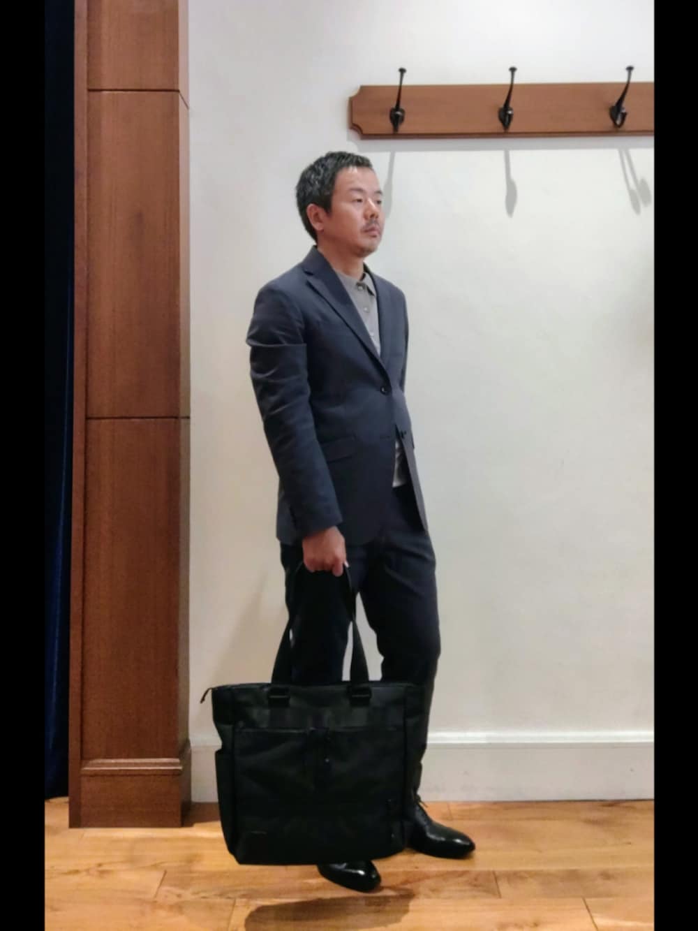 ブルー系のテーラードジャケット、ブルー系のその他パンツ、ベージュ系のニット/セーターを着用したメンズの秋コーディネートの3枚目の写真