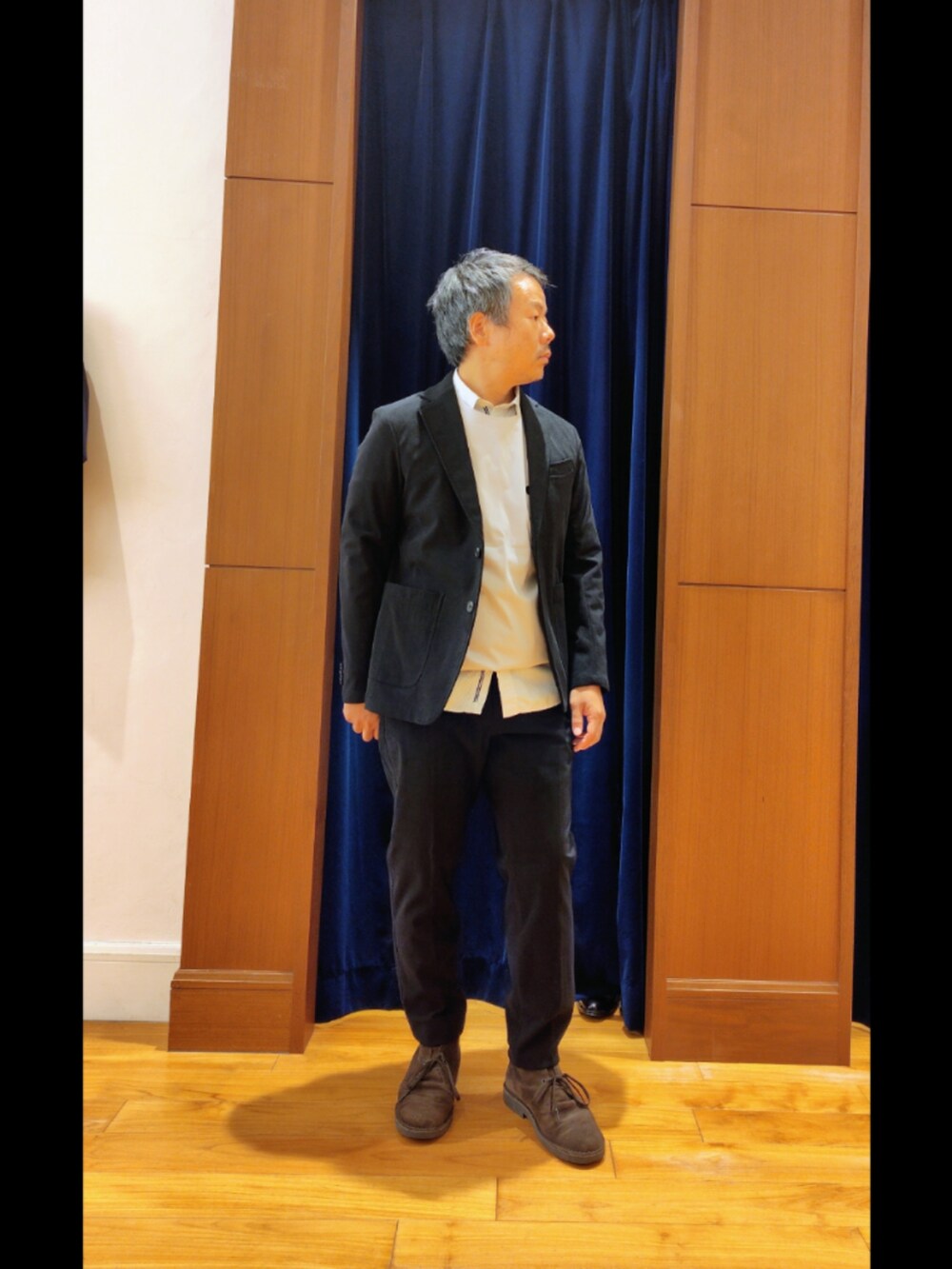 ブラック系のテーラードジャケット、ブラック系のその他パンツ、ホワイト系のシャツ/ブラウスを着用したメンズの秋コーディネートの2枚目の写真