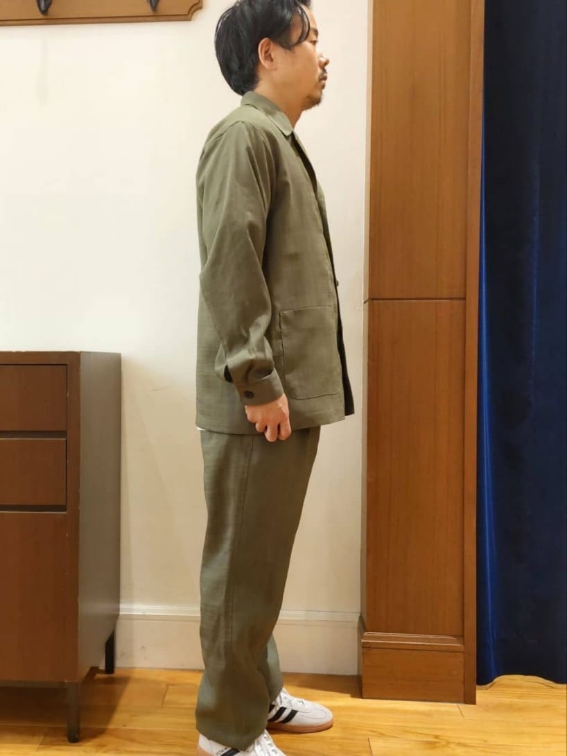 ホワイト系のTシャツ/カットソー、グリーン系のシャツ/ブラウス、グリーン系のその他パンツを着用したメンズの春コーディネートの2枚目の写真