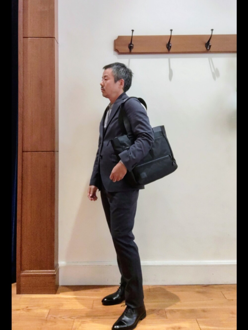 ブルー系のテーラードジャケット、ブルー系のその他パンツ、ベージュ系のニット/セーターを着用したメンズの秋コーディネートの4枚目の写真