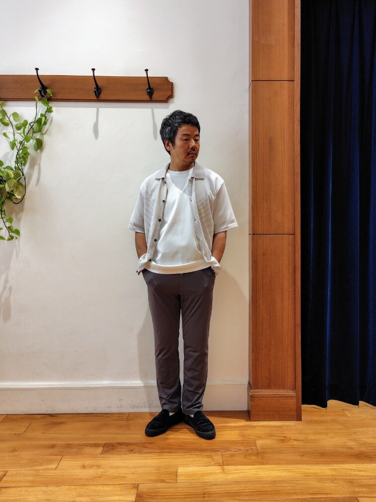 ベージュ系のシャツ/ブラウス、ホワイト系のTシャツ/カットソー、グレー系のその他パンツを着用したメンズの夏コーディネートの3枚目の写真