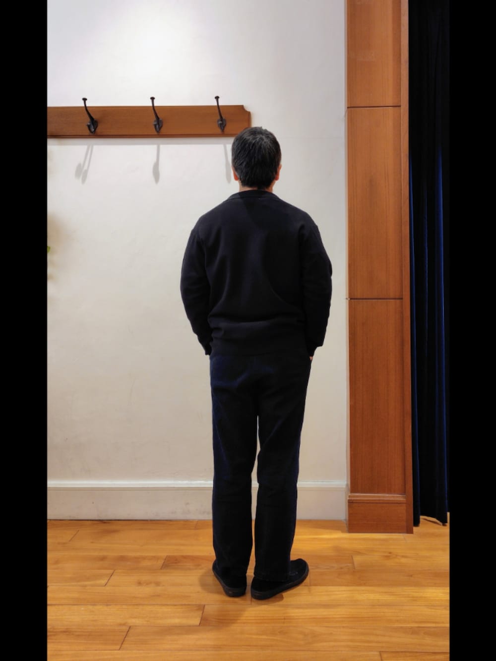 ブラック系のカーディガン/ボレロ、ホワイト系のTシャツ/カットソー、ブルー系のその他パンツを着用したメンズの冬コーディネートの6枚目の写真