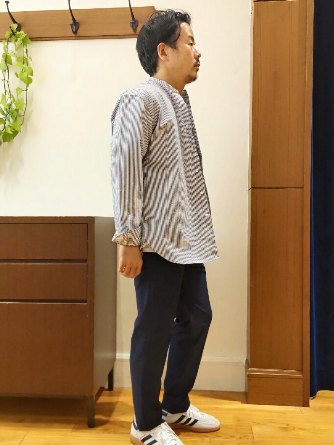 ブルー系のシャツ/ブラウス、ブルー系のその他パンツ、ベージュ系のTシャツ/カットソーを着用したメンズの春コーディネートの4枚目の写真