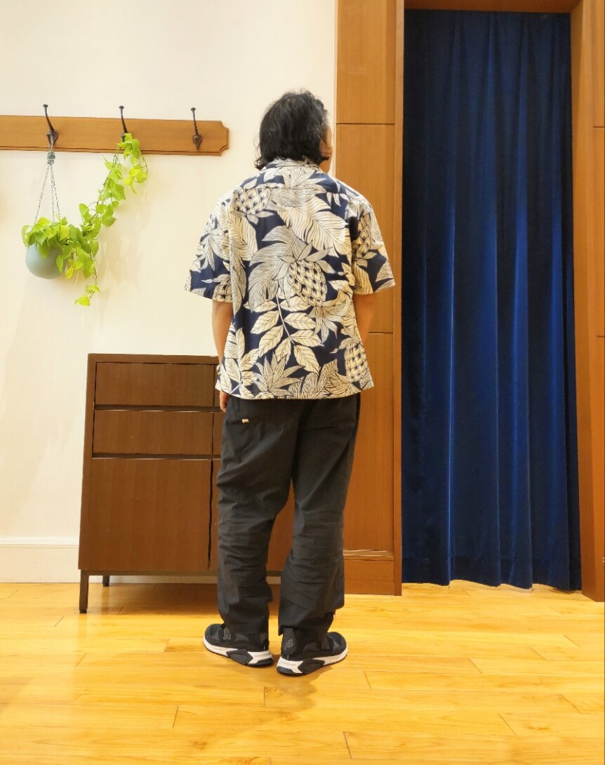 ブルー系のシャツ/ブラウスを着用したメンズの夏コーディネートの3枚目の写真