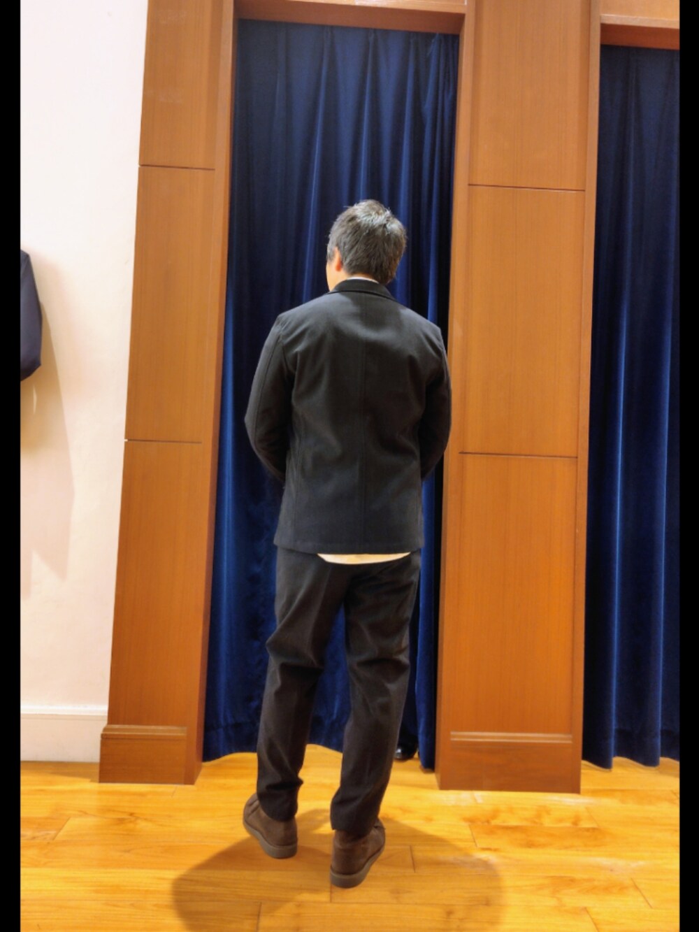 ブラック系のテーラードジャケット、ブラック系のその他パンツ、ホワイト系のシャツ/ブラウスを着用したメンズの秋コーディネートの5枚目の写真