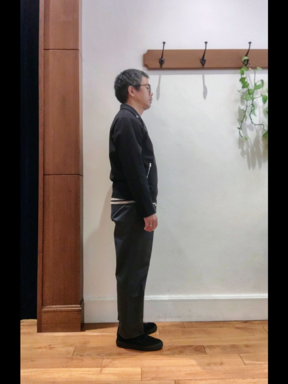 ブルー系のブルゾン、ベージュ系のTシャツ/カットソー、グレー系のチノパンツを着用したメンズの秋コーディネートの4枚目の写真