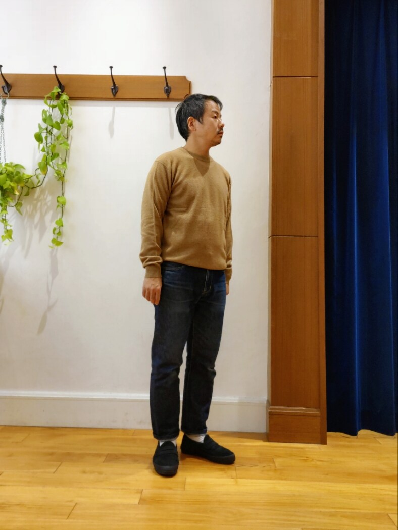 ベージュ系のニット/セーターを着用したメンズの冬コーディネートの2枚目の写真