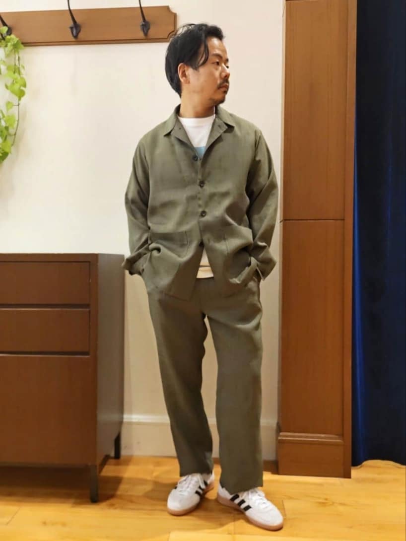 ホワイト系のTシャツ/カットソー、グリーン系のシャツ/ブラウス、グリーン系のその他パンツを着用したメンズの春コーディネートの3枚目の写真