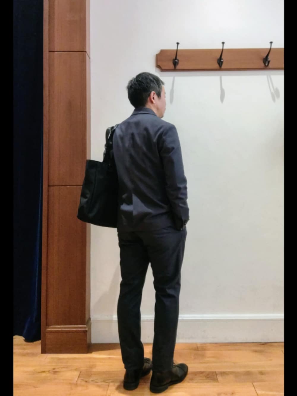 ブルー系のテーラードジャケット、ブルー系のその他パンツ、ベージュ系のニット/セーターを着用したメンズの秋コーディネートの5枚目の写真