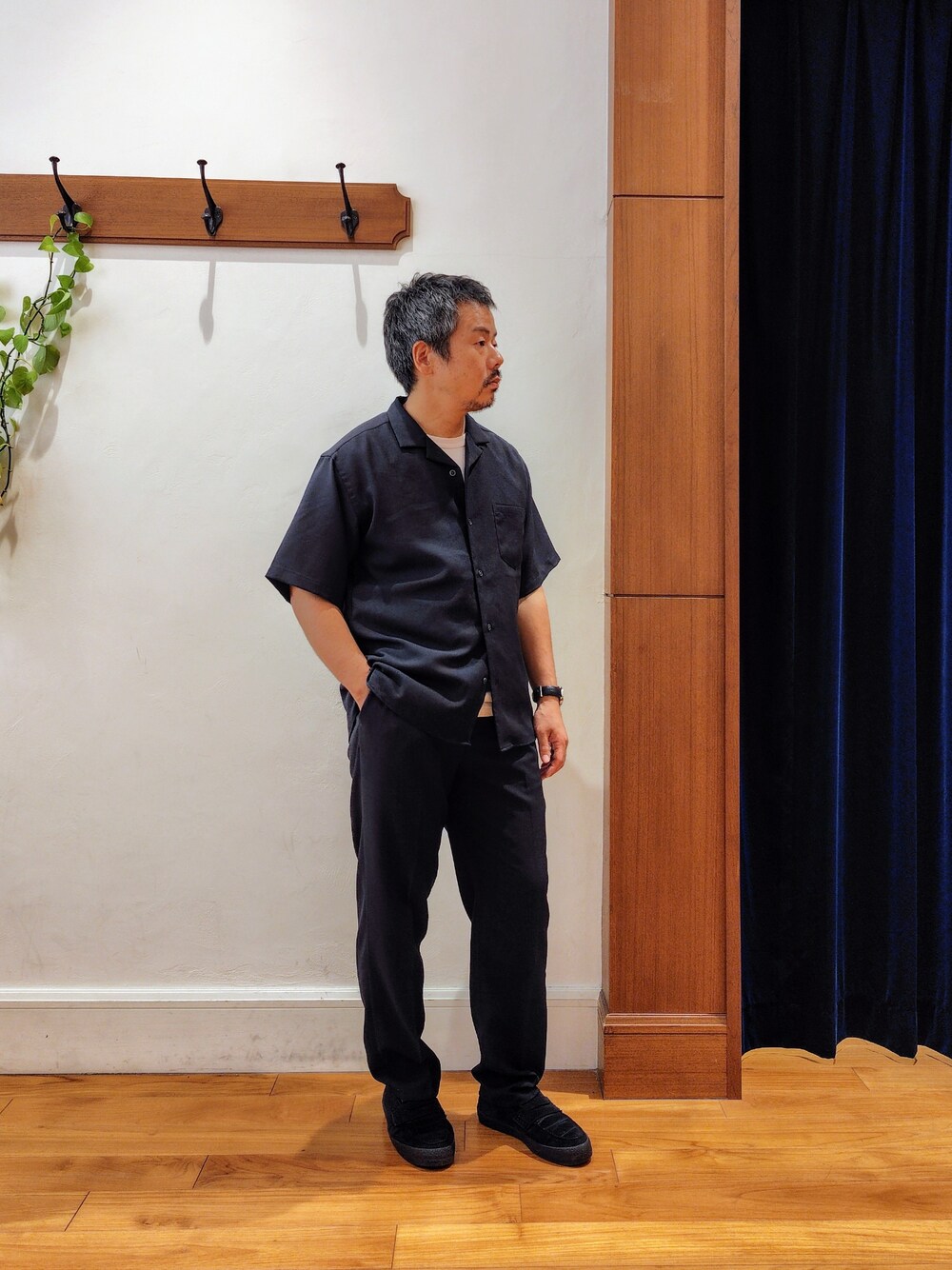 ブルー系のシャツ/ブラウス、ブルー系のその他パンツ、ピンク系のTシャツ/カットソーを着用したメンズの夏コーディネートの4枚目の写真