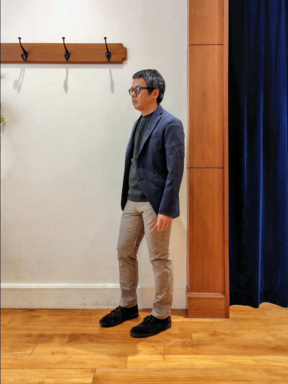 ブルー系のテーラードジャケット、グリーン系のTシャツ/カットソー、ベージュ系のその他パンツを着用したメンズの夏コーディネートの5枚目の写真