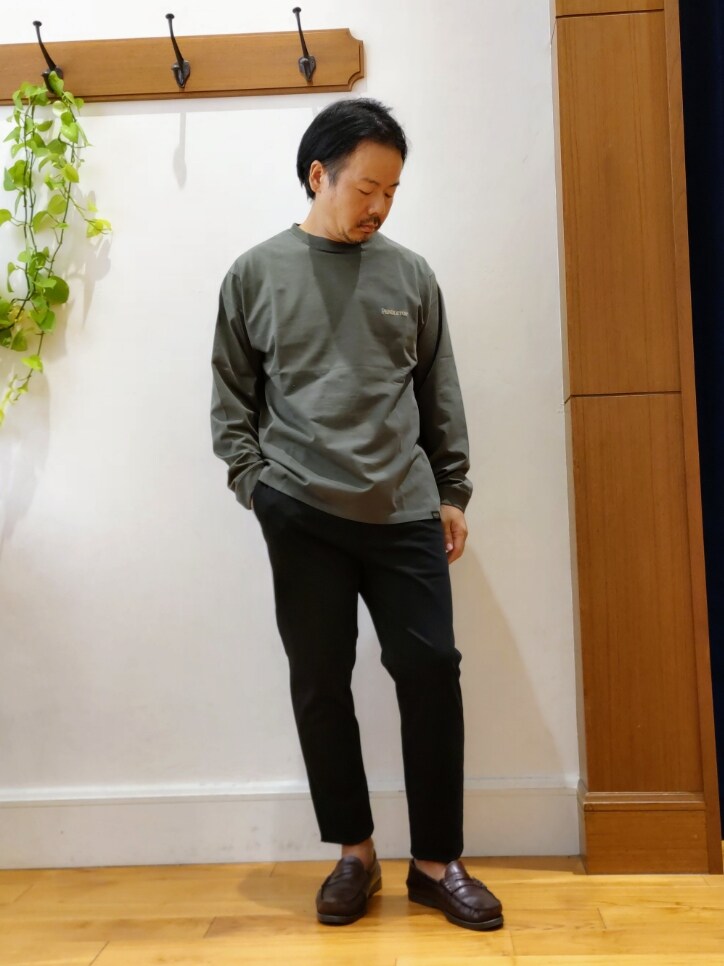 ブラック系のその他パンツ、グリーン系のTシャツ/カットソーを着用したメンズの秋コーディネートの3枚目の写真
