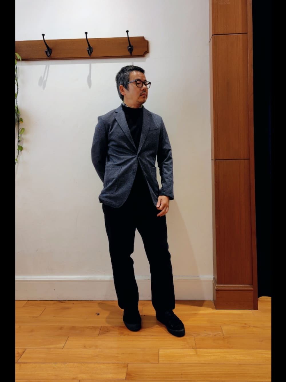 ブルー系のテーラードジャケット、ブラック系のTシャツ/カットソー、ブルー系のその他パンツを着用したメンズの冬コーディネートの5枚目の写真