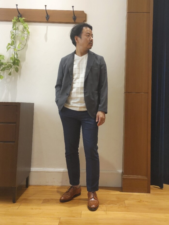 グレー系のテーラードジャケット、ホワイト系のTシャツ/カットソー、ブルー系のその他パンツを着用したメンズの夏コーディネートの4枚目の写真