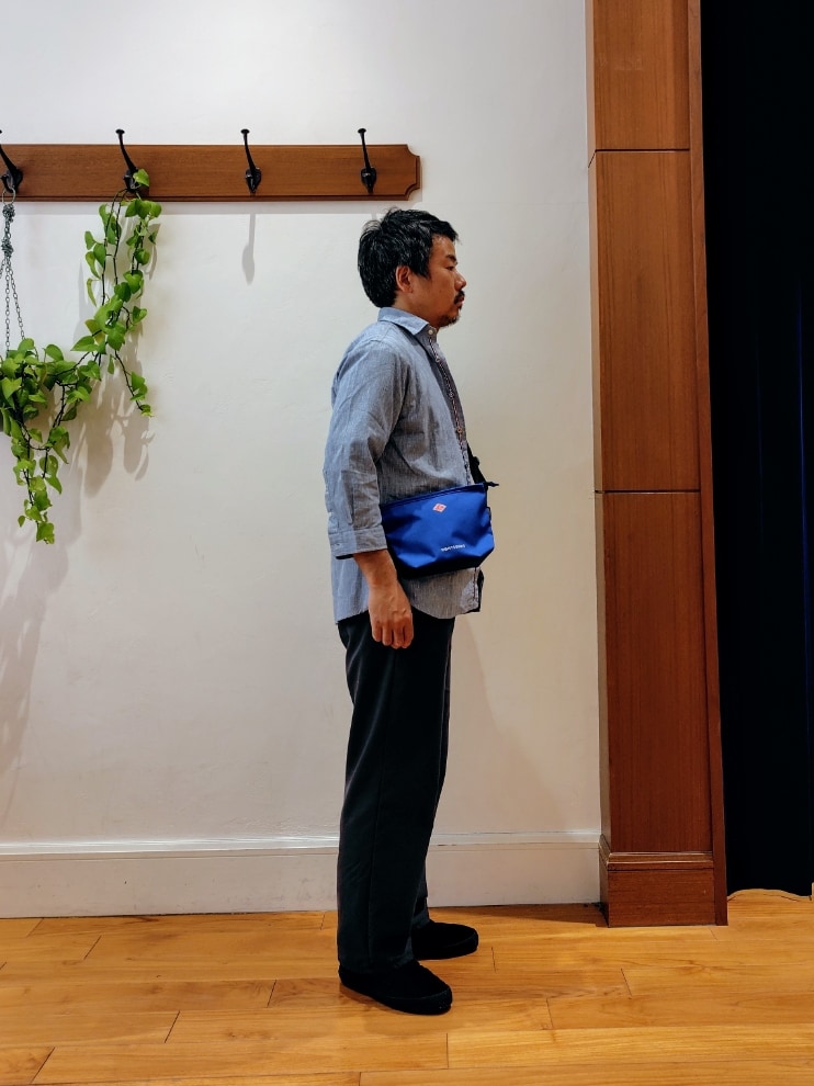 ブルー系のシャツ/ブラウス、ブルー系のTシャツ/カットソー、ブルー系のショルダーバッグを着用したメンズの春コーディネートの4枚目の写真