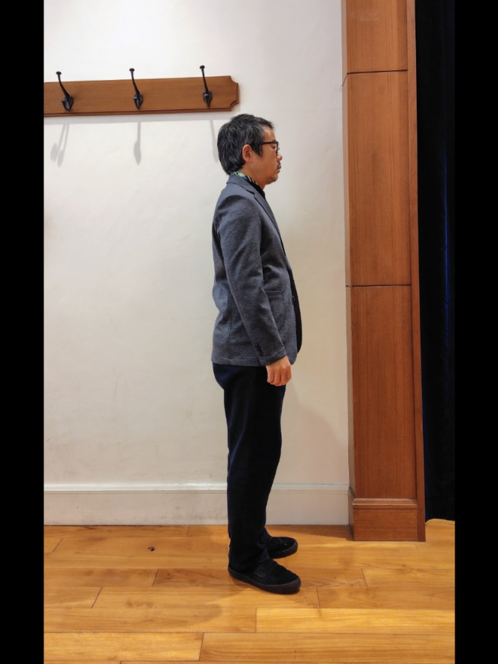 ブルー系のテーラードジャケット、ブラック系のTシャツ/カットソー、ブルー系のその他パンツを着用したメンズの冬コーディネートの6枚目の写真