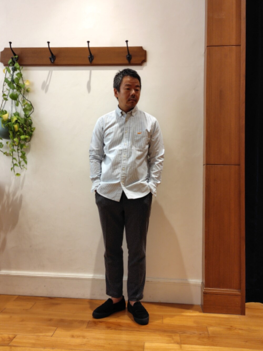 ブルー系のシャツ/ブラウス、グレー系のその他パンツを着用したメンズの秋コーディネートの4枚目の写真