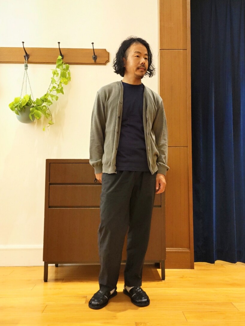 グレー系のカーディガン/ボレロ、ブラック系のサンダルを着用したメンズの春コーディネートの2枚目の写真
