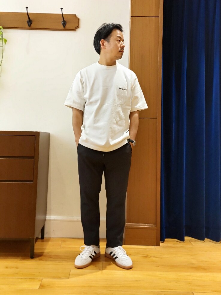 ホワイト系のTシャツ/カットソー、グレー系のその他パンツを着用したメンズの春コーディネートの2枚目の写真