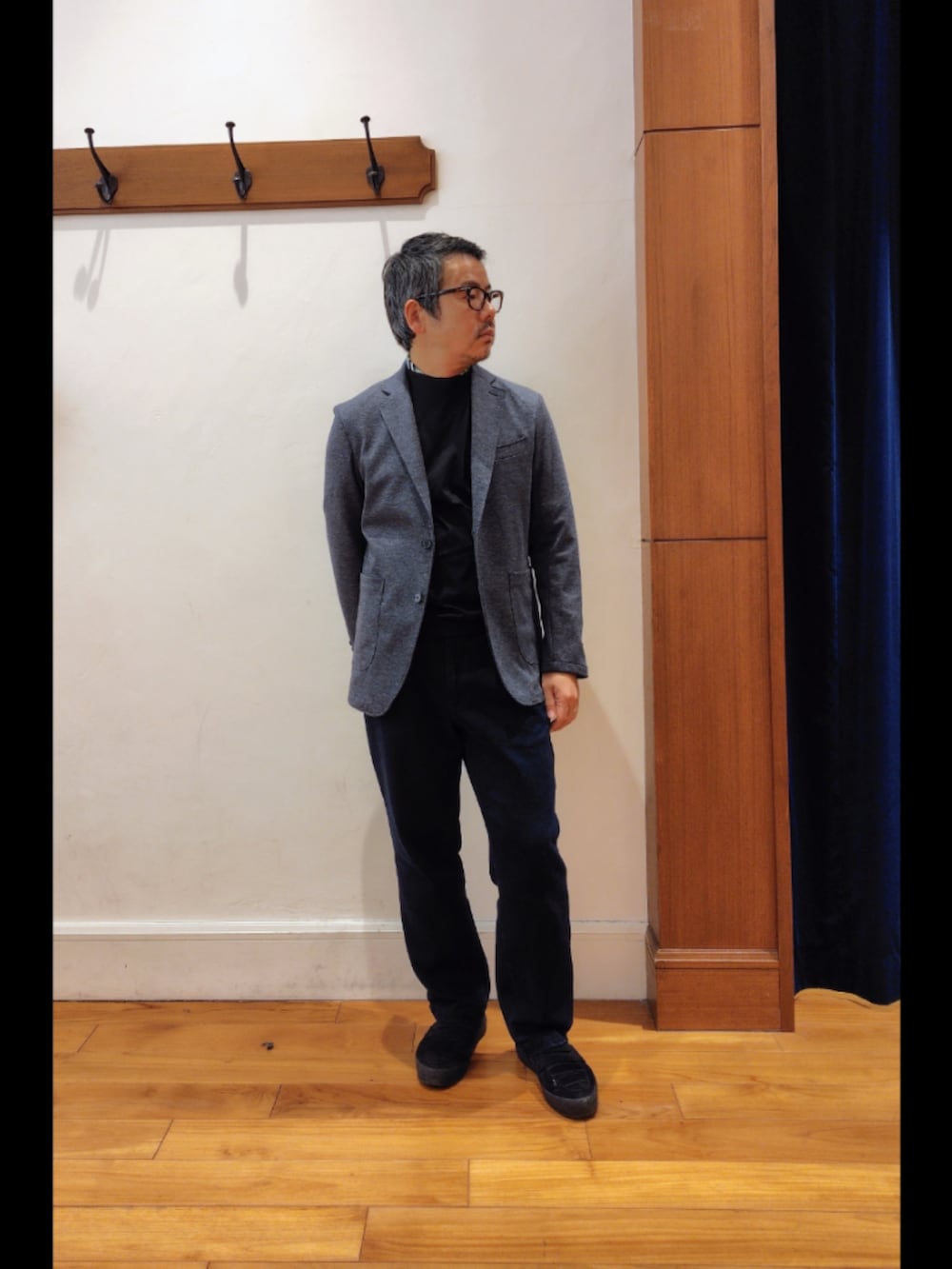 ブルー系のテーラードジャケット、ブラック系のTシャツ/カットソー、ブルー系のその他パンツを着用したメンズの冬コーディネートの3枚目の写真