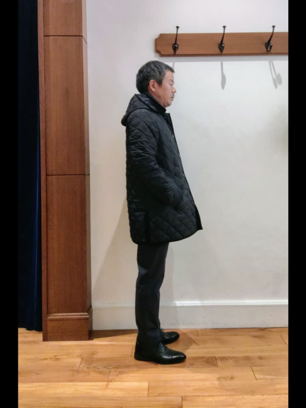 ブラック系のブルゾン、ブルー系のテーラードジャケット、ブルー系のその他パンツを着用したメンズの秋コーディネートの5枚目の写真