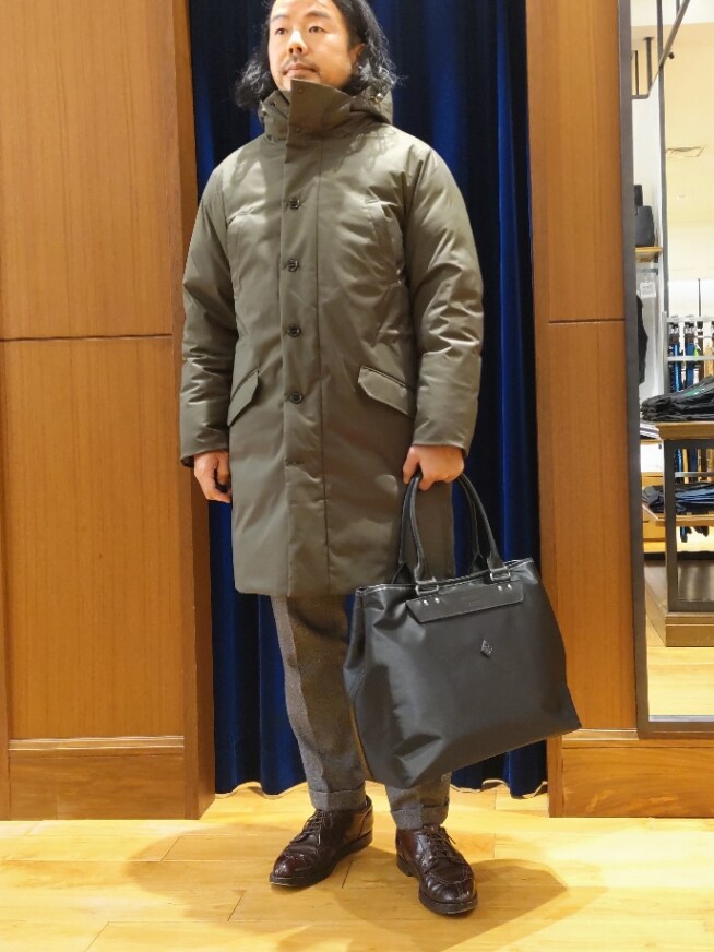 グリーン系のダウンジャケット/コート、グレー系のテーラードジャケット、グレー系のスラックスを着用したメンズの冬コーディネートの3枚目の写真