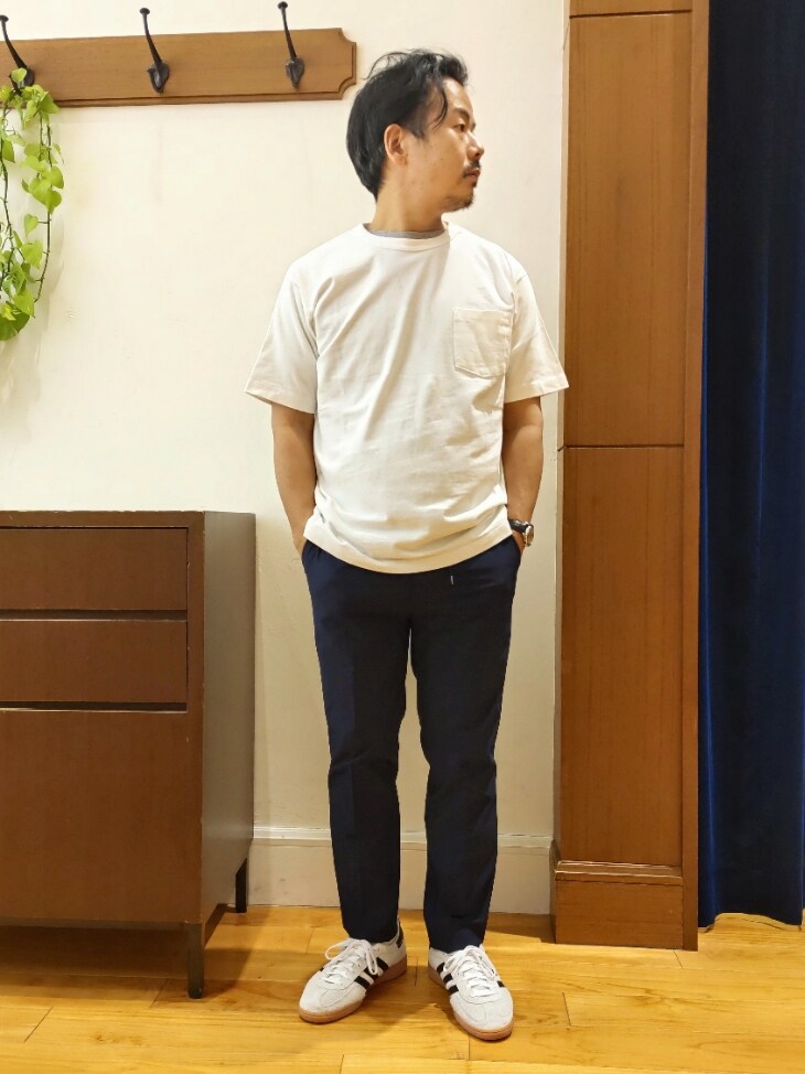 ホワイト系のTシャツ/カットソー、ブルー系のその他パンツ、ベージュ系のスニーカーを着用したメンズの春コーディネートの3枚目の写真