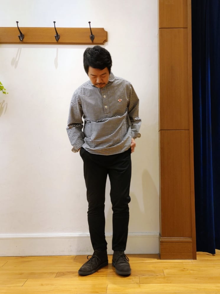 ブラック系のシャツ/ブラウス、ブラック系のチノパンツを着用したメンズの春コーディネートの3枚目の写真