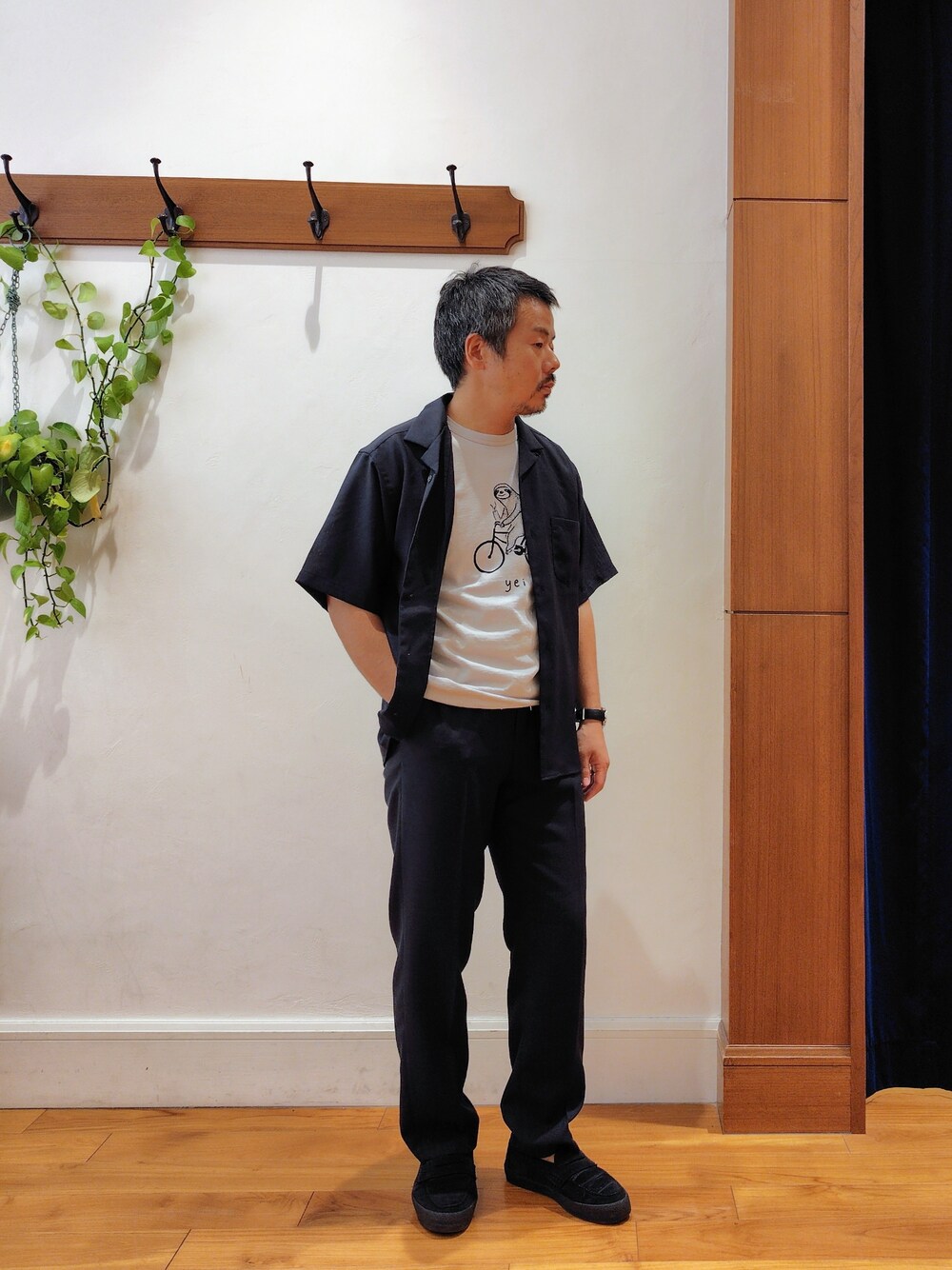 ブルー系のシャツ/ブラウス、ブルー系のその他パンツ、ベージュ系のTシャツ/カットソーを着用したメンズの夏コーディネートの3枚目の写真