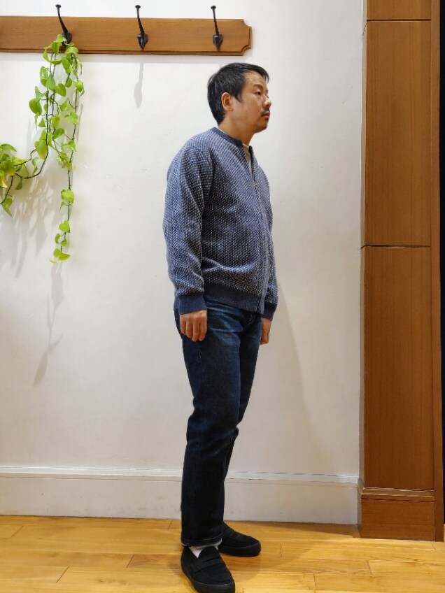 ブルー系のカーディガン/ボレロ、グリーン系のTシャツ/カットソー、ブラック系のスニーカーを着用したメンズの冬コーディネートの3枚目の写真