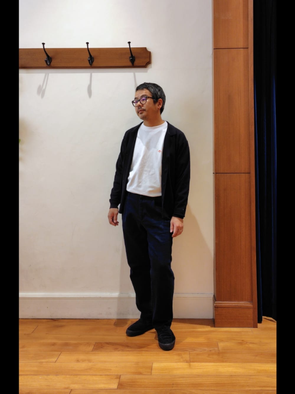 ブラック系のカーディガン/ボレロ、ホワイト系のTシャツ/カットソー、ブルー系のその他パンツを着用したメンズの冬コーディネートの7枚目の写真