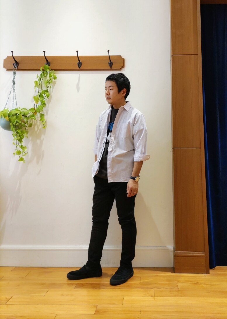 ピンク系のシャツ/ブラウス、ブラック系のTシャツ/カットソー、ブラック系のチノパンツを着用したメンズの春コーディネートの3枚目の写真