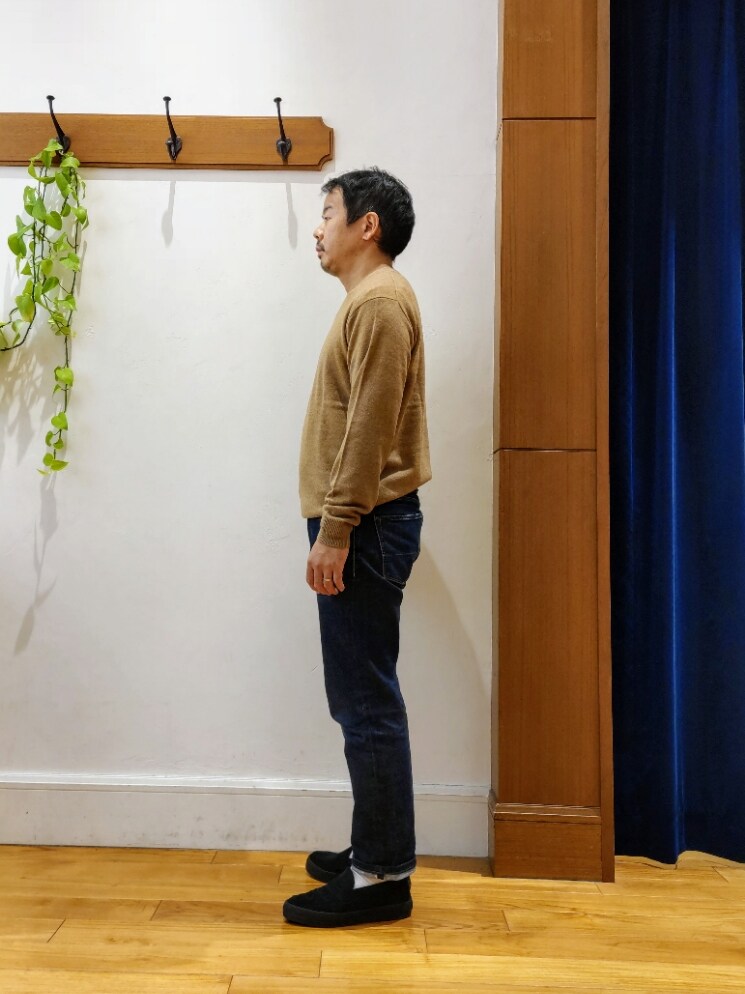 ベージュ系のニット/セーターを着用したメンズの冬コーディネートの3枚目の写真