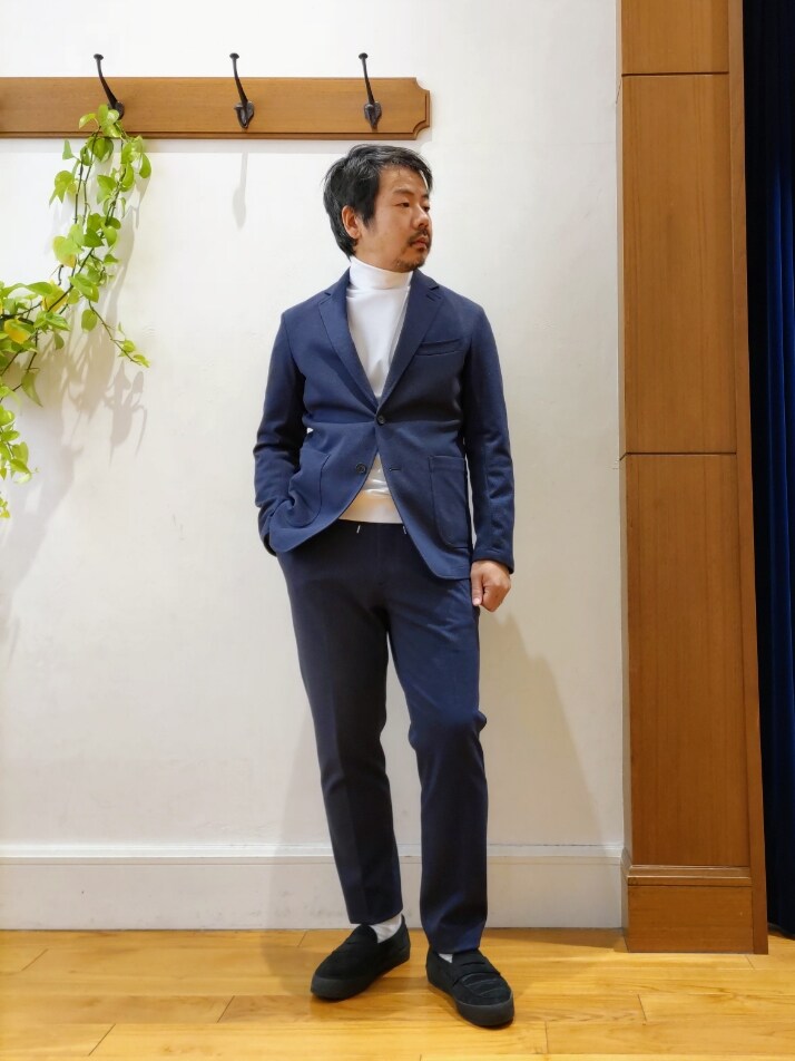「NOLLEY'S、ノーリーズ、NOLLEY'S&goodman、ノーリーズグッドマン、INFITEX、オフィスカジュアル、ビジネスカジュアル、ビジネススタイル、ビジネスコーデ、タートルネック、春コーデ、お出かけコーデ、春服、テーラードジャケット」｜「NOLLEY’Sの《セットアップ/ビジカジ対応》ハニカムジャージ イージージャケット（テーラードジャケット、ブルー系）」を使った、RINさん（メンズ・167cm）の冬コーディネートの3枚目の写真