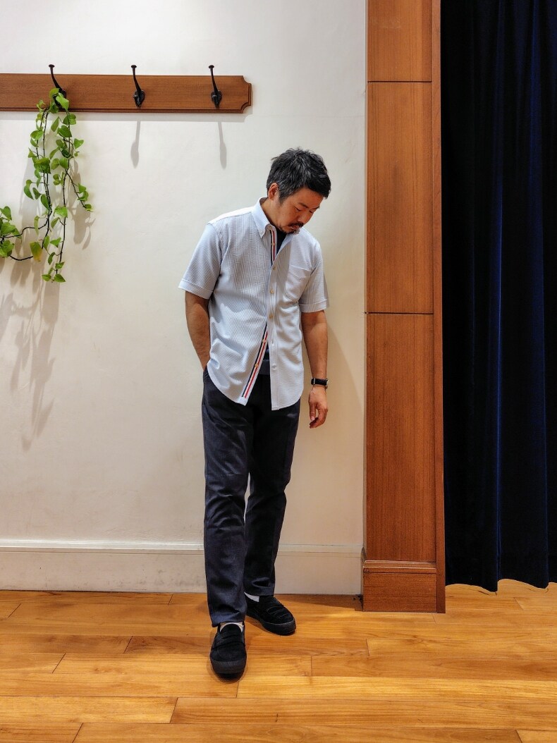 ブルー系のシャツ/ブラウス、ブルー系のTシャツ/カットソー、ブルー系のその他パンツを着用したメンズの春コーディネートの3枚目の写真