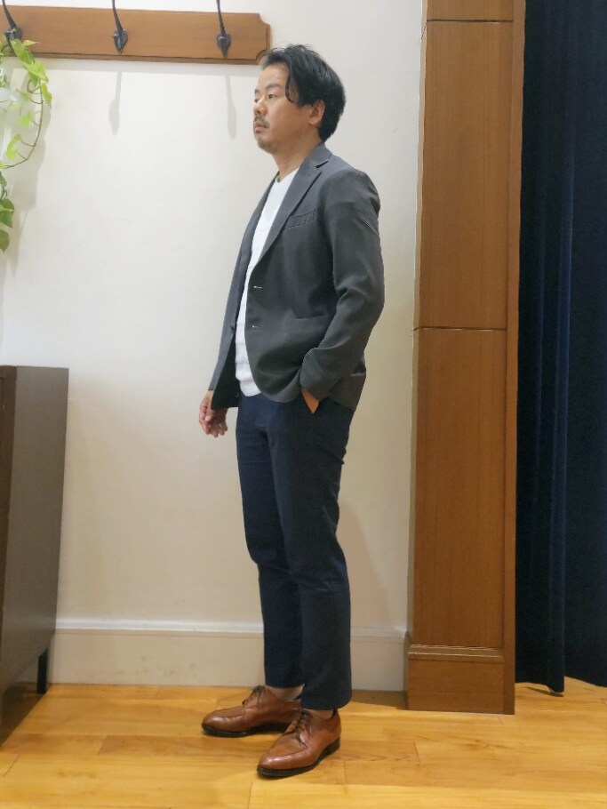 グレー系のテーラードジャケット、ホワイト系のTシャツ/カットソー、ブルー系のその他パンツを着用したメンズの夏コーディネートの2枚目の写真