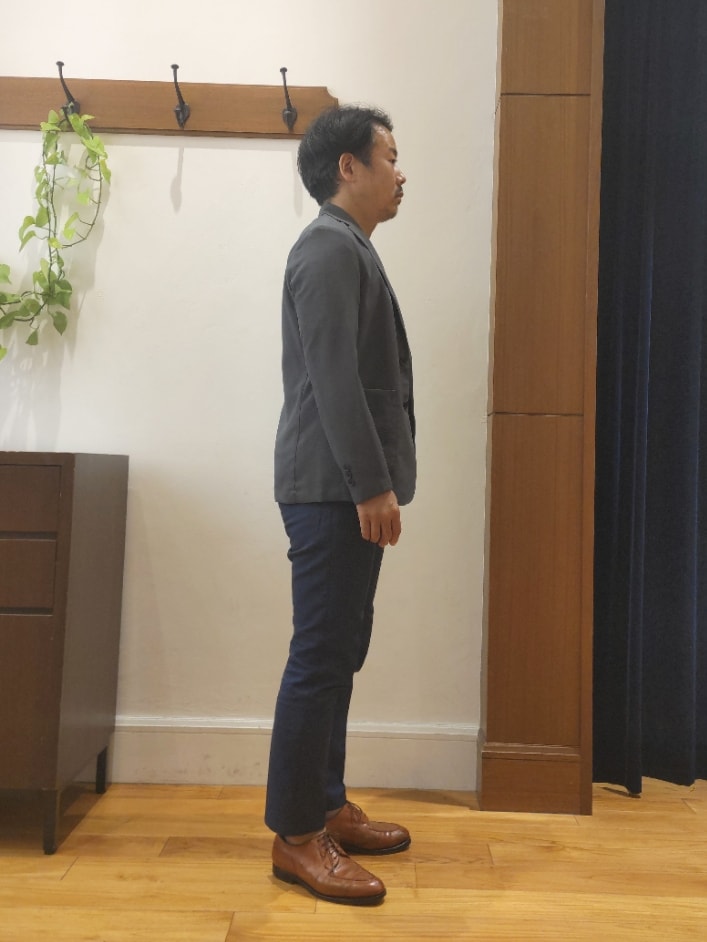 グレー系のテーラードジャケット、ホワイト系のTシャツ/カットソー、ブルー系のその他パンツを着用したメンズの夏コーディネートの3枚目の写真