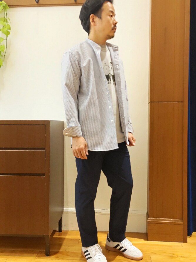 ブルー系のシャツ/ブラウス、ブルー系のその他パンツ、ベージュ系のTシャツ/カットソーを着用したメンズの春コーディネートの3枚目の写真