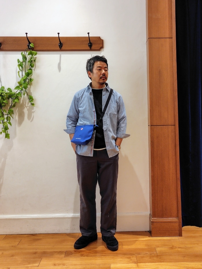 ブルー系のシャツ/ブラウス、ブルー系のTシャツ/カットソー、ブルー系のショルダーバッグを着用したメンズの春コーディネートの5枚目の写真