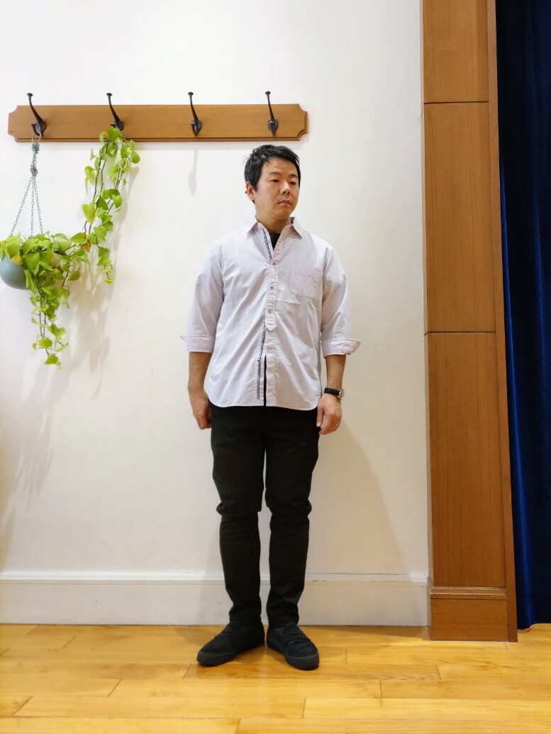 ピンク系のシャツ/ブラウス、ブラック系のTシャツ/カットソー、ブラック系のチノパンツを着用したメンズの春コーディネートの2枚目の写真