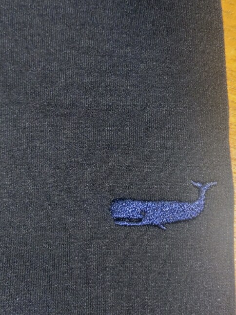 ブルー系のパーカー、ブルー系のその他パンツを着用したメンズの秋コーディネートの4枚目の写真