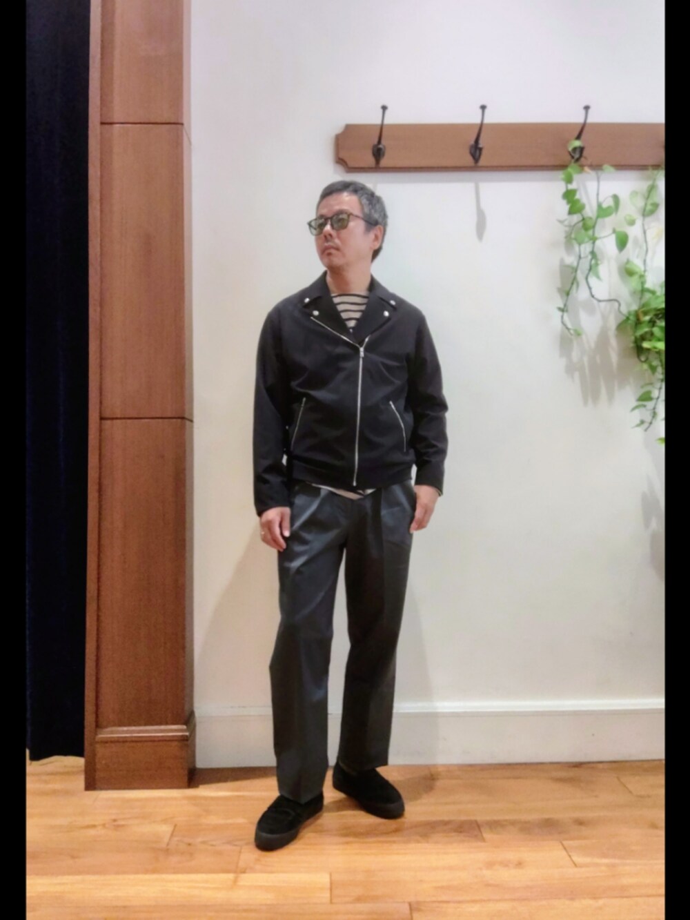 ブルー系のブルゾン、ベージュ系のTシャツ/カットソー、グレー系のチノパンツを着用したメンズの秋コーディネートの2枚目の写真